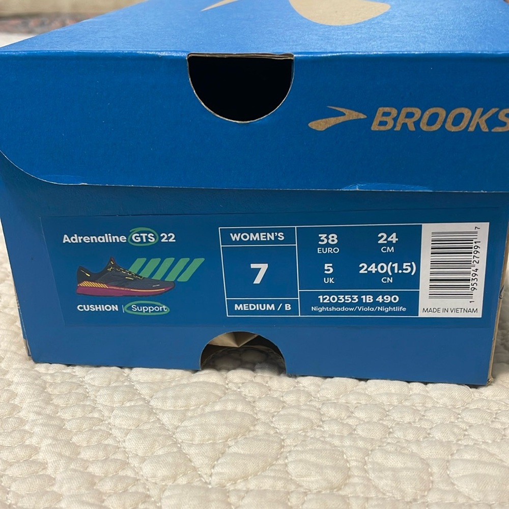 Like new!! Brooks Adrenaline GTS 22 size 7